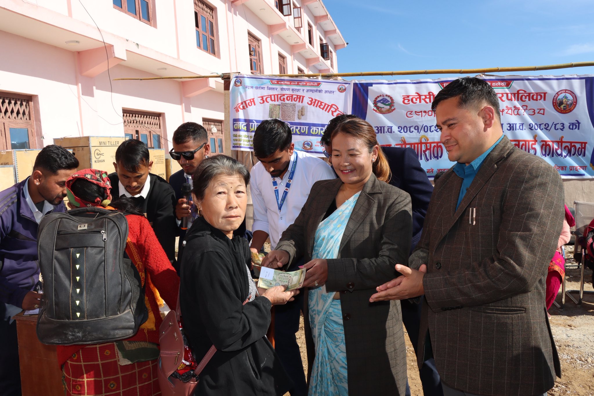 बदामखेतीलाई प्रवर्द्धन गर्दै हलेसी तुवाचुङ, पाँच मुरीभन्दा बढी बदाम फलाउने किसान पुरस्कृत