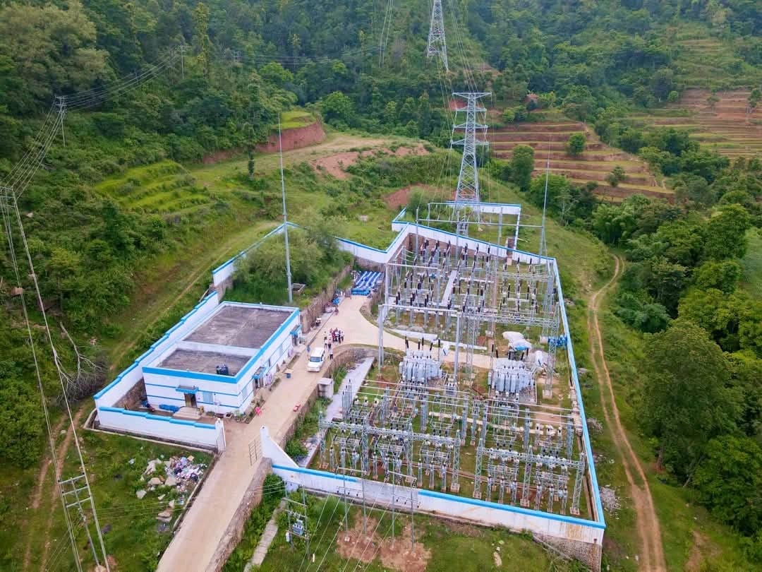 हुवासिन सिमेन्टको लगानीमा सबस्टेसन निर्माणपछि हुरीबतास चल्नेबित्तिकै बिजुली जाने समस्याबाट मुक्त हुँदै धादिङ