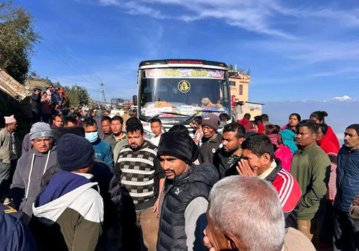 काभ्रेमा बसको ठक्करबाट एक जनाको मृत्यु, राजमार्ग अवरुद्ध