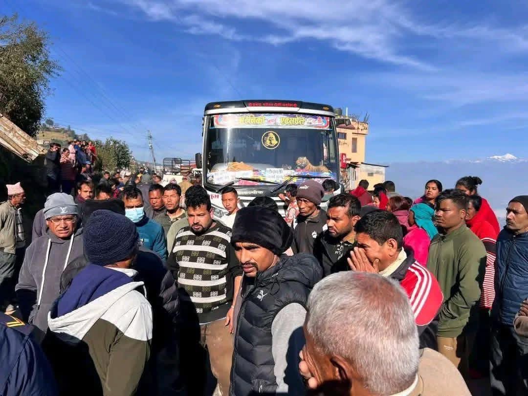 काभ्रेमा बसको ठक्करबाट एक जनाको मृत्यु, राजमार्ग अवरुद्ध