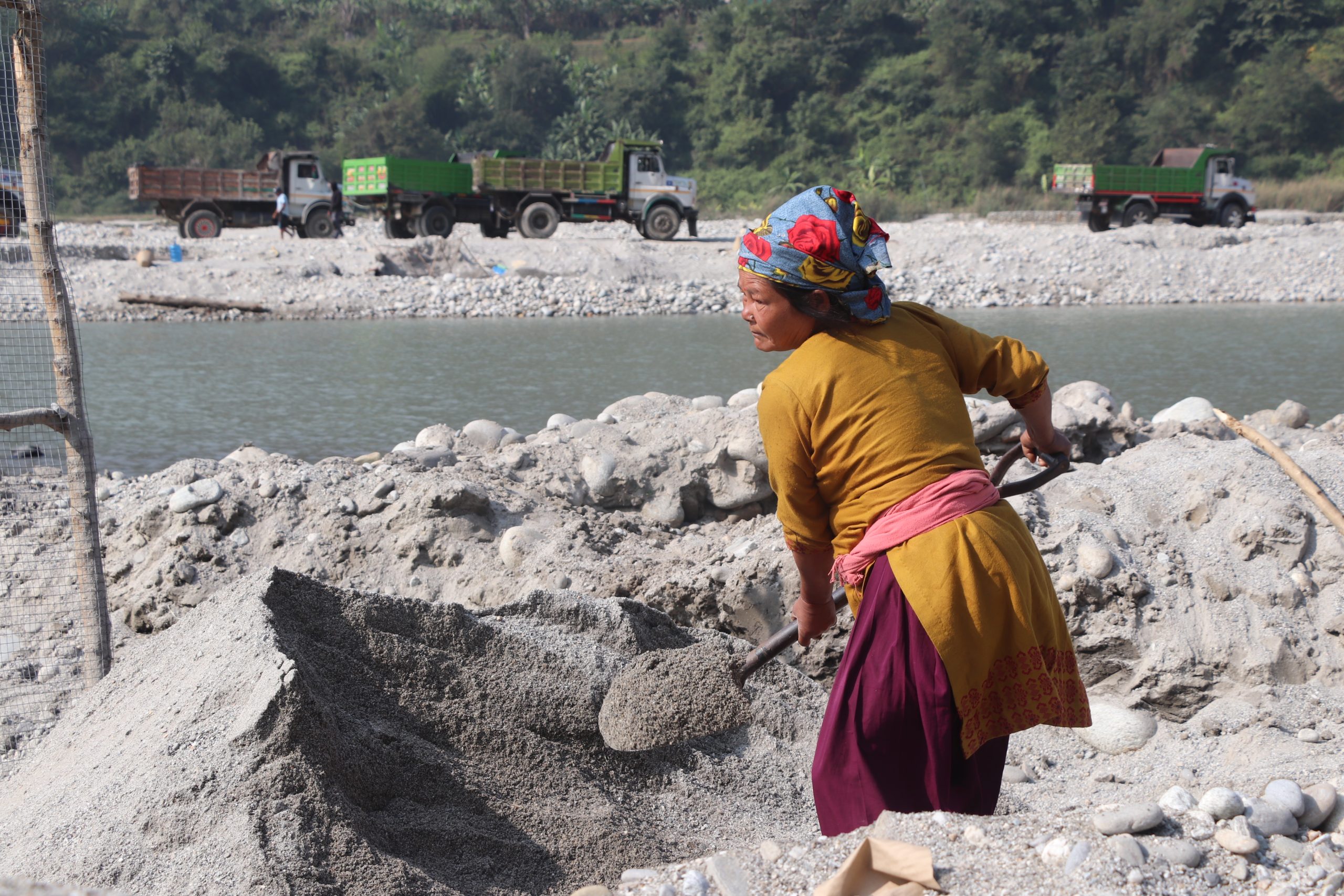 ‘त्रिशूलीको किनारमा बालुवा चाल्नेहरू…’