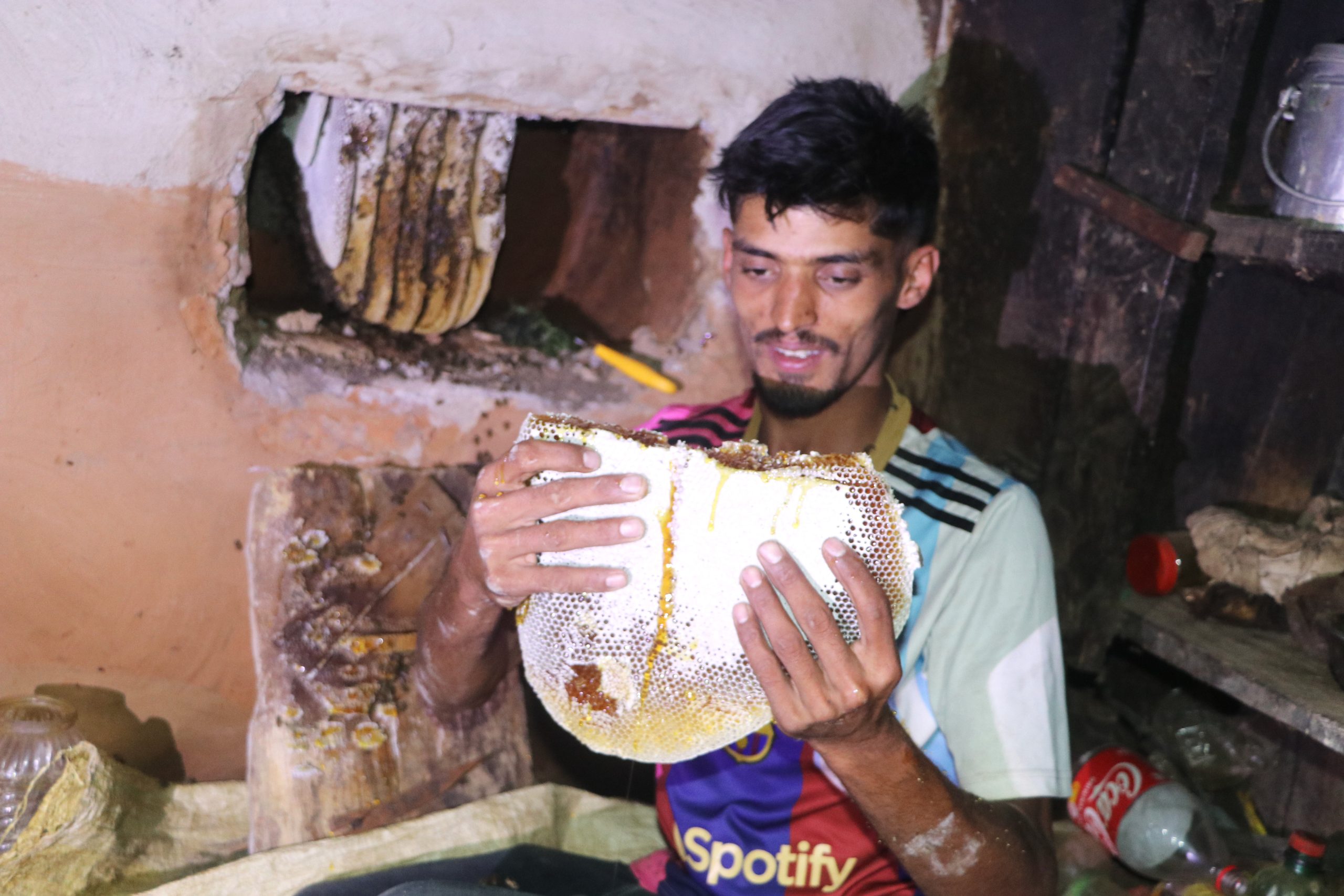 पूजा गर्ने खोप्पाको मौरी घार आम्दानीको स्रोत