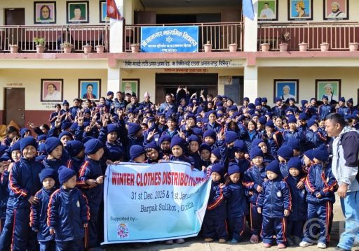 बालबालिकालाई न्यानो कपडा वितरण