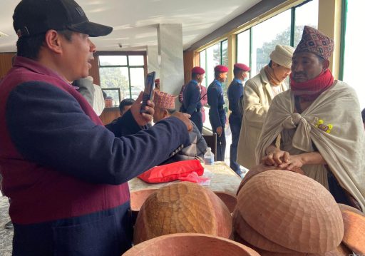 राउटेले बनाएका भाँडा किन्नेभन्दा फोटो खिच्ने धेरै